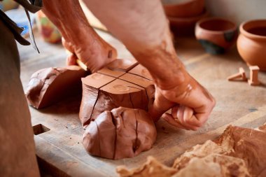 Yetişkin erkek potter usta kil plaka potters tekerlek üzerinde modelleme. Üstten Görünüm, portre, sadece eller.