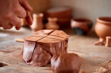 Yetişkin erkek potter usta kil plaka potters tekerlek üzerinde modelleme. Üstten Görünüm, portre, sadece eller.