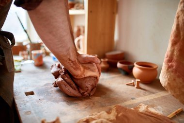 Yetişkin erkek potter usta kil plaka potters tekerlek üzerinde modelleme. Üstten Görünüm, portre, sadece eller.
