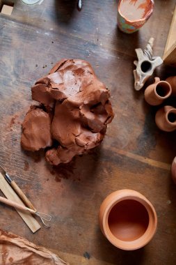 Seramik dishware ahşap ve seramik atölyesi, seçici odak, yakın çekim raflar