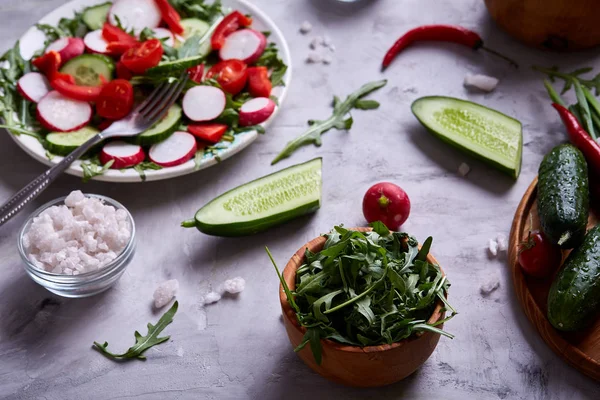 Cam taze sebze, yakın çekim, seçici odak arasında altın zeytinyağı ile lezzetli natürmort