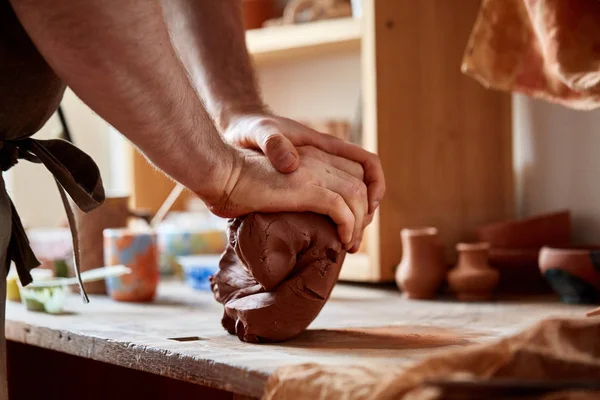 Dorosły mężczyzna potter master modelowania gliny płytkę na potters wheel. Widok z góry, zbliżenie, ręce tylko. — Zdjęcie stockowe