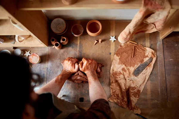 Portrét muže Potter v zástěře vymodeluje mísa z hlíny, selektivní fokus, detail — Stock fotografie