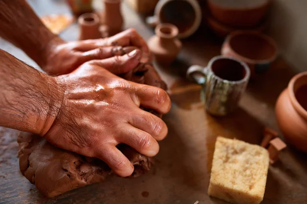 Dorosły mężczyzna potter master modelowania gliny płytkę na potters wheel. Widok z góry, zbliżenie, ręce tylko. — Zdjęcie stockowe