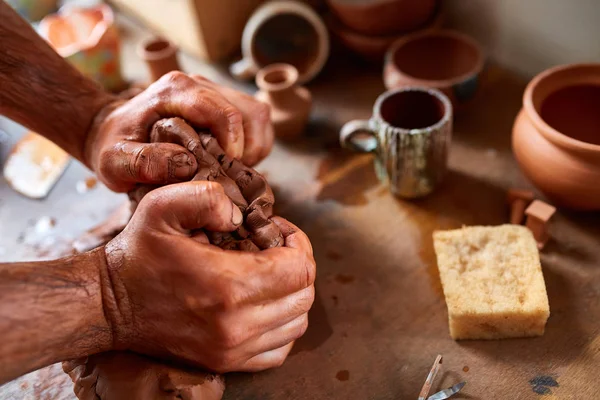 Dorosły mężczyzna potter master modelowania gliny płytkę na potters wheel. Widok z góry, zbliżenie, ręce tylko. — Zdjęcie stockowe