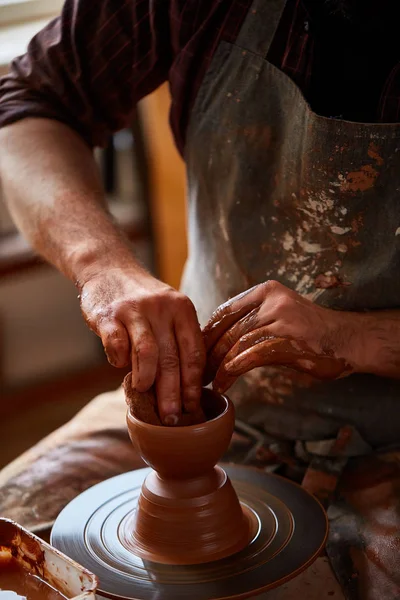 男性波特的肖像在围裙模子碗从黏土, 选择性焦点, 特写 — 图库照片