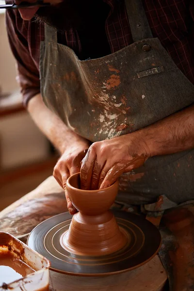 Portret męski Pottera w fartuch formy miska z gliny, Selektywny fokus, zbliżenie — Zdjęcie stockowe
