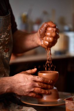 Yakın çekim eller erkek Potter Clay, seçici odak bir vazo yapma önlük