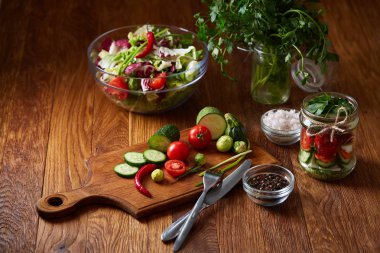 Taze sebze salatası ve olgun sebzeler üzerinde kesme ahşap arka plan üzerinde kurulu, seçici odak, yakın