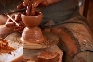 Yakın çekim eller erkek Potter Clay, seçici odak bir vazo yapma önlük