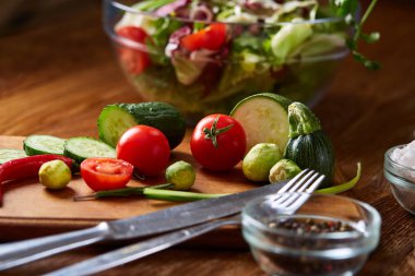 Taze sebze salatası ve olgun sebzeler üzerinde kesme ahşap arka plan üzerinde kurulu, seçici odak, yakın