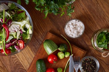 Taze sebze salatası ve olgun sebzeler üzerinde kesme ahşap arka plan üzerinde kurulu, seçici odak, yakın