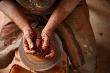 Yakın çekim eller erkek Potter Clay, seçici odak bir vazo yapma önlük