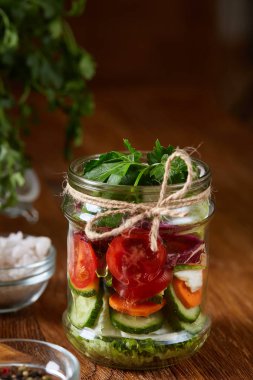 Taze sebze salatası ve olgun sebzeler üzerinde kesme ahşap arka plan üzerinde kurulu, seçici odak, yakın