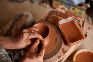 Yakın çekim eller erkek Potter Clay, seçici odak bir vazo yapma önlük