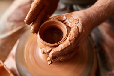Yakın çekim eller erkek Potter Clay, seçici odak bir vazo yapma önlük