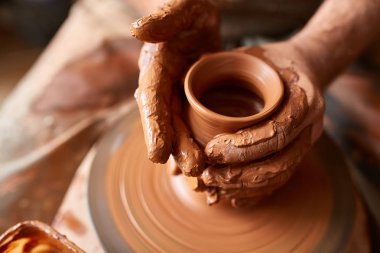 Yakın çekim eller erkek Potter Clay, seçici odak bir vazo yapma önlük