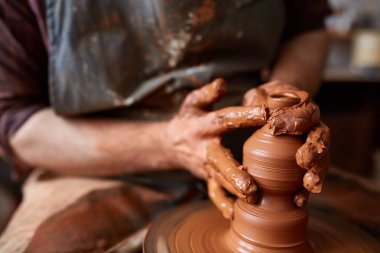 Yakın çekim eller erkek Potter Clay, seçici odak bir vazo yapma önlük
