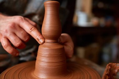 Yakın çekim eller erkek Potter Clay, seçici odak bir vazo yapma önlük