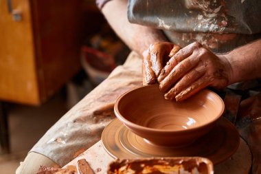 Yakın çekim eller erkek Potter Clay, seçici odak bir vazo yapma önlük