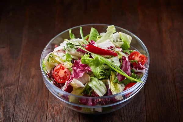 Salada de legumes frescos e vegetais maduros na tábua de corte sobre fundo de madeira, close-up, foco seletivo — Fotografia de Stock
