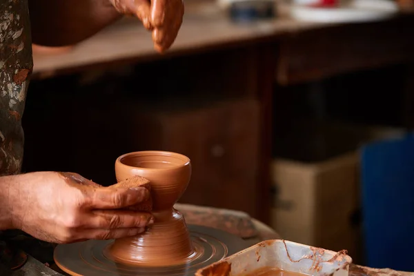 Close-up handen van een mannelijke potter in schort waardoor een vaas van klei, selectieve aandacht — Stockfoto