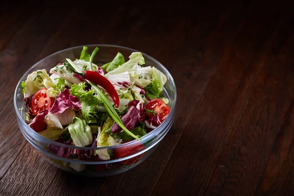 Salade de légumes frais et légumes mûrs sur planche à découper sur fond bois, gros plan, mise au point sélective — Photo