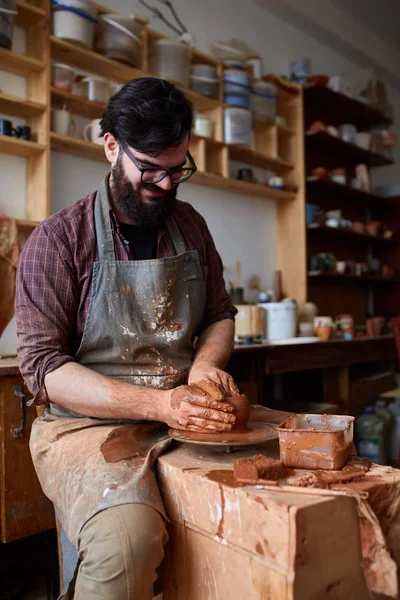 Portret męski Pottera w fartuch formy miska z gliny, Selektywny fokus, zbliżenie — Zdjęcie stockowe