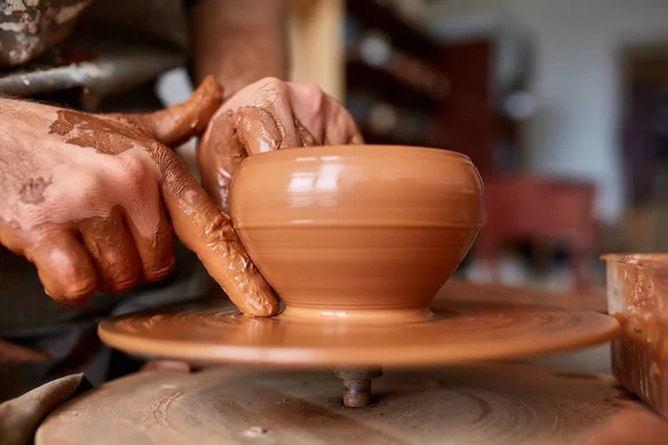 Close-up handen van een mannelijke potter in schort waardoor een vaas van klei, selectieve aandacht — Stockfoto