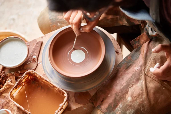 Potter farby płyta clay w białym w warsztacie, widok z góry, zbliżenie, selektywnej ostrości. — Zdjęcie stockowe