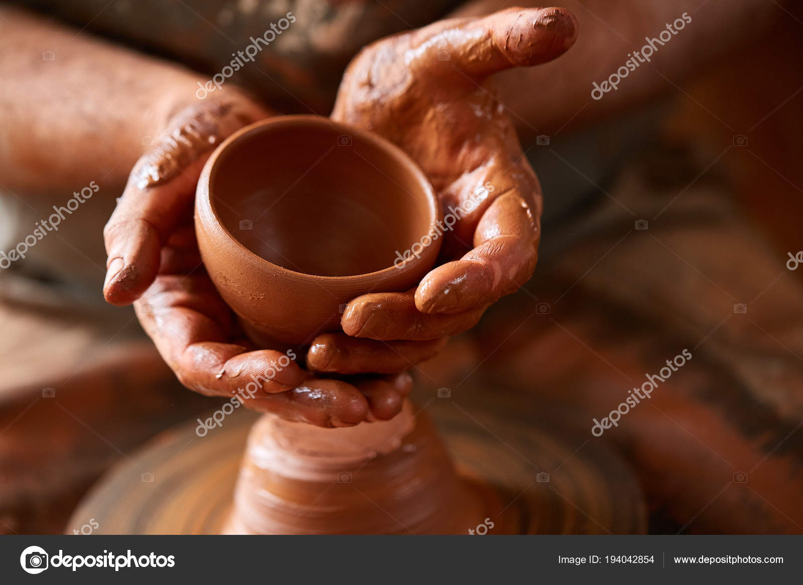 Close-up mãos de um oleiro masculino em avental fazendo um vaso de barro,  foco seletivo — Foto © aleksey_rezin #194042854, image size:1600x1167