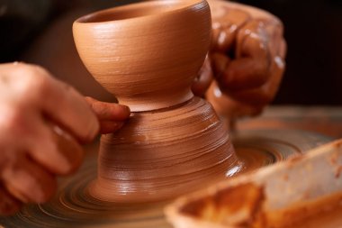 Yakın çekim eller erkek Potter Clay, seçici odak bir vazo yapma önlük