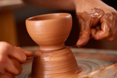 Yakın çekim eller erkek Potter Clay, seçici odak bir vazo yapma önlük