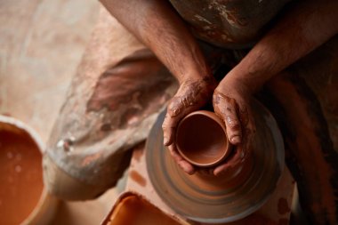 Yakın çekim eller erkek Potter Clay, seçici odak bir vazo yapma önlük