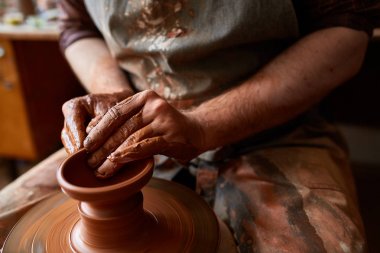 Yakın çekim eller erkek Potter Clay, seçici odak bir vazo yapma önlük