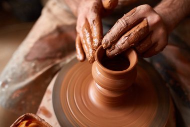 Yakın çekim eller erkek Potter Clay, seçici odak bir vazo yapma önlük