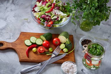 Taze sebze salatası ve olgun sebzeler üzerinde kesme beyaz arka plan üzerinde kurulu, seçici odak, yakın