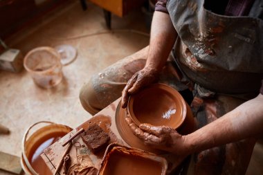 Yakın çekim eller erkek Potter Clay, seçici odak bir vazo yapma önlük