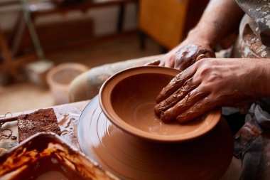 Yakın çekim eller erkek Potter Clay, seçici odak bir vazo yapma önlük