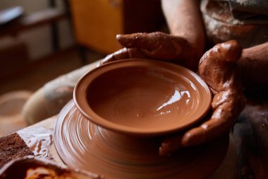 Yakın çekim eller erkek Potter Clay, seçici odak bir vazo yapma önlük