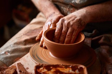 Yakın çekim eller erkek Potter Clay, seçici odak bir vazo yapma önlük