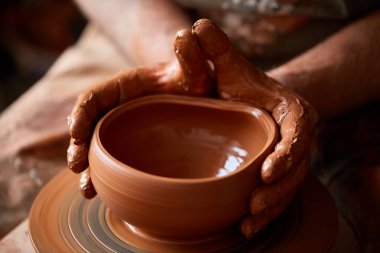 Yakın çekim eller erkek Potter Clay, seçici odak bir vazo yapma önlük