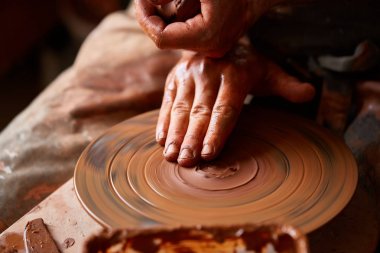 Yakın çekim eller erkek Potter Clay, seçici odak bir vazo yapma önlük