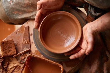 Yakın çekim eller erkek Potter Clay, seçici odak bir vazo yapma önlük