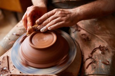 Yakın çekim eller erkek Potter Clay, seçici odak bir vazo yapma önlük