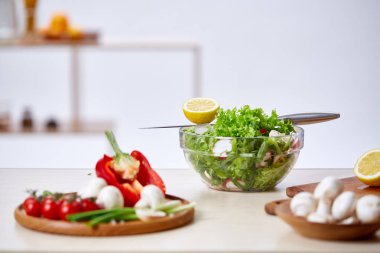 Adam seçici odak sağlıklı sebze salatası, yakın çekim, yapım mutfak yemek.