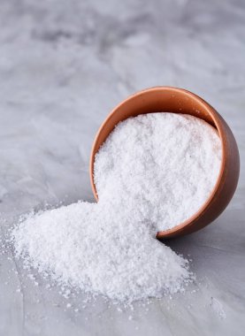 Deniz tuzu seramik kase ve kaşık yemek pişirmek ya da spa beyaz arka plan, üstten görünüm, seçici odak için bileşimi
