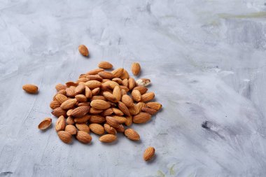 Kabuklu badem fındık izole beyaz arka plan, yakın çekim, üstten görünüm, seçici odak karşı yığını.