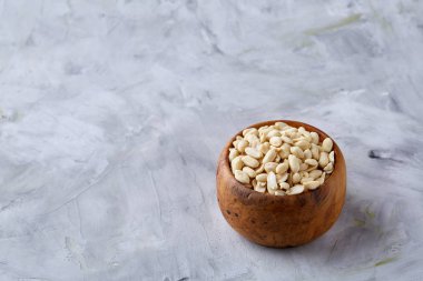 Yığın üzerinde izole peelled fıstık beyaz dokulu arka plan, arka plan, üstten görünüm, yakın çekim, seçici odak