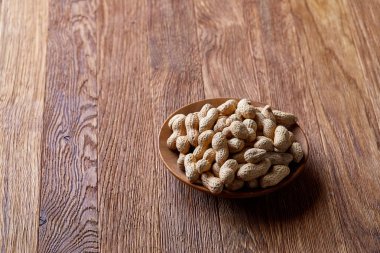 Ahşap kase rustik ahşap arka plan closeup, seçici odak içinde soyulmamış fıstık